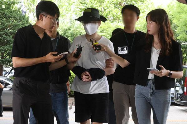 지난해 7월 이웃 주민에게 일본도를 휘둘러 숨지게 한 혐의로 긴급체포된 백모씨가 구속 전 피의자 심문을 받기 위해 서울서부지법으로 들어서고 있다. (사진=연합뉴스)