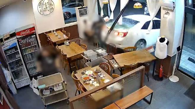 지난 11일 오후 8시 58분쯤 인천 서구 청라동의 한 중식당으로 승용차가 식당 통유리를 깨고 돌진했다. (사진=식당 제공)