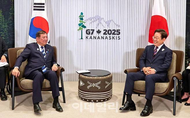 이재명 대통령이 지난달 17일(현지시간) 캐나다 앨버타주 캐내내스키스 주요 7개국(G7) 정상회의장에서 이시바 시게루 일본 총리와 한·일 정상회담을 하고 있다.(사진=뉴스1)