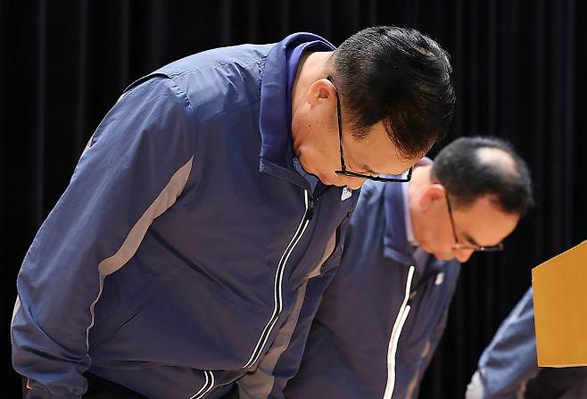 정희민 포스코이앤씨 대표이사가 29일 오후 인천 연수구 포스코이앤씨 송도사옥에서 고속국도 공사 현장 사망사고와 관련해 사과문을 발표 후 고개 숙여 인사하고 있다. (사진=뉴스1)
