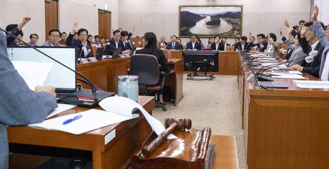 29일 국회에서 열린 농림축산식품해양수산위 전체 회의에서 여야 의원들이 ‘농수산가격안정제 도입’을 핵심으로 하는 농안법과 양곡법을 처리하고 있다. (사진=연합뉴스)