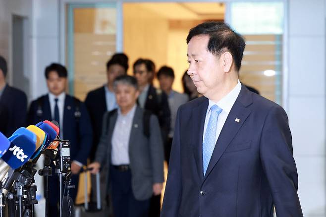 스콧 베선트 미국 재무장관과 면담하기 위해 미국 워싱턴DC으로 향하는 구윤철 부총리 겸 기획재정부 장관이 29일 인천국제공항 제2여객터미널 귀빈실에서 나와 인터뷰를 위해 취재진 앞에 서고 있다. (사진=연합뉴스)