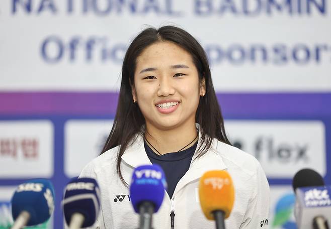&nbsp;배드민턴&nbsp;안세영이 28일 인천국제공항 1터미널을 통해 귀국 후 취재진 질문에 답하고 있다.&nbsp;안세영은 지난 26일 중국 창저우 올림픽 스포츠센터에서 열린 한웨(중국·3위)와의 세계배드민턴연맹 슈퍼 1000 중국오픈 여자 단식 4강 2게임 도중 기권했다. 2025.7.28