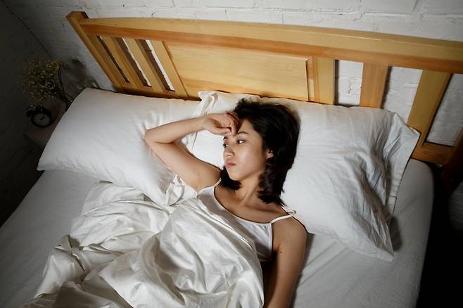 여름밤 숙면을 위해서는 취침 2~3시간 전에는 음식을 삼가고, 적정한 실내온도를 유지해야 한다. [사진=게티이미지뱅크]