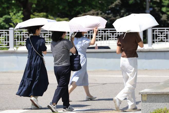 폭염에 양산 판매량이 급증하는 가운데, 아시아인들의 양산 사용이 인종차별이라는 주장이 나왔다. [사진=연합뉴스]