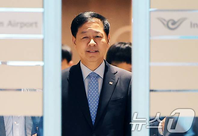 구윤철 경제부총리 겸 기획재정부 장관이  29일 오전 인천국제공항 제2터미널을 통해 미국으로 출국하고 있다. 2025.7.29/뉴스1 ⓒ News1 김진환 기자