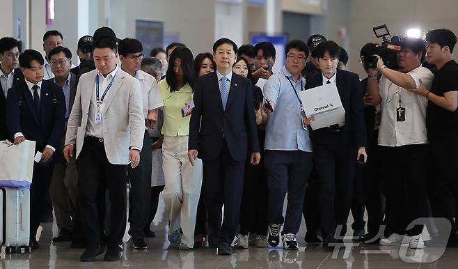 구윤철 경제부총리 겸 기획재정부 장관이 29일 오전 인천국제공항 제2터미널을 통해 미국으로 출국하고 있다. 2025.7.29/뉴스1 ⓒ News1 김진환 기자