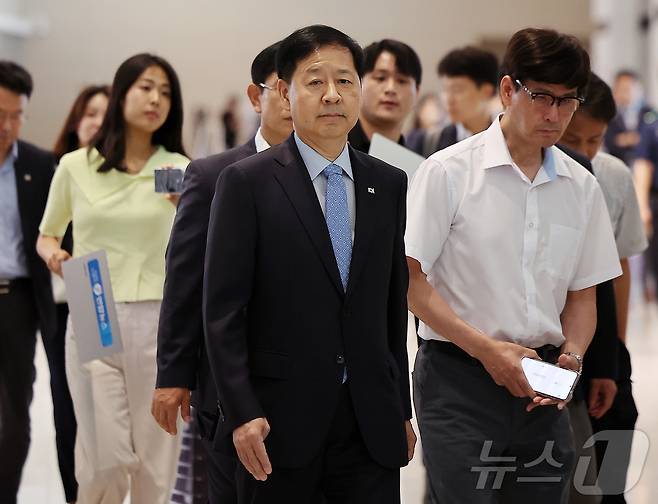 구윤철 경제부총리 겸 기획재정부 장관이 29일 오전 인천국제공항 제2터미널을 통해 미국으로 출국하고 있다. 구 부총리는 미국이 예고한 상호관세 25% 발효일(8월 1일) 하루 전날인 오는 31일(현지시간) 미국 워싱턴DC에서 스콧 베선트 미 재무장관과 만나 막판 한미 통상 협상 타결에 나선다. 2025.7.29/뉴스1 ⓒ News1 김진환 기자