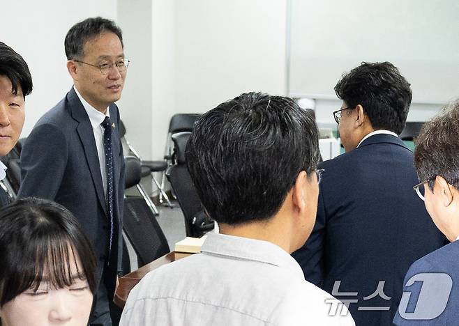 이형일 기획재정부 1차관이 29일 서울 여의도 국회 의원회관에서 열린 세제개편안 논의를 위한 당정협의에 참석해 진성준 더불어민주당 정책위의장과 인사하고 있다. 2025.7.29/뉴스1 ⓒ News1 유승관 기자