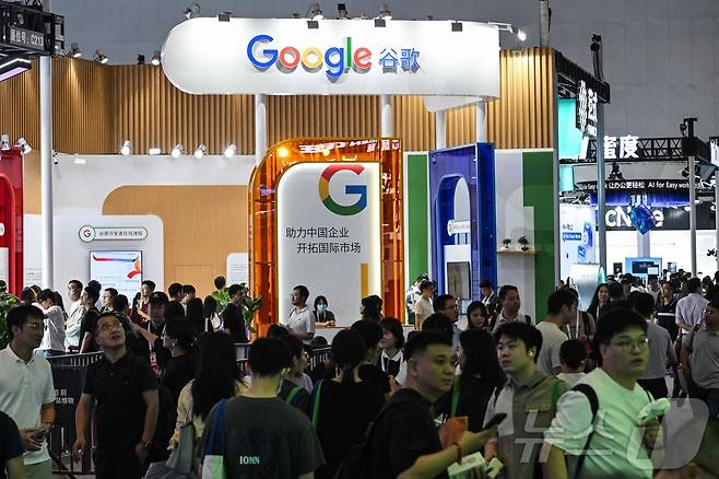 28일 중국 상하이 세계 엑스포 컨벤션 센터에서 열린 세계 인공지능 컨퍼런스에서 참가자들이 구글 부스를 방문하고 있다. ⓒ AFP=뉴스1