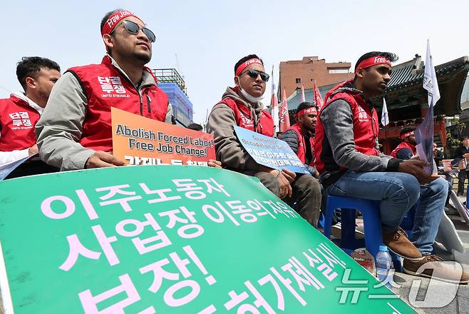 민주노총 이주노동자노조 조합원들이 지난 4월27일 오후 서울 종로구 보신각 앞에서 '2025 세계 노동절, 이주노동자 메이데이' 집회를 열고 사업장 변경 자유화, 위험의 이주화 중단을 촉구하고 있다. 2025.4.27/뉴스1 ⓒ News1 장수영 기자