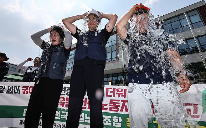 전국건설노동조합 조합원들이 29일 서울 종로구 국정기획위원회 앞에서 열린 산업안전보건규칙 개정후 건설현장 폭염실태 기자회견에서 상징의식을 하고 있다. 2025.7.29/뉴스1 ⓒ News1 김도우 기자