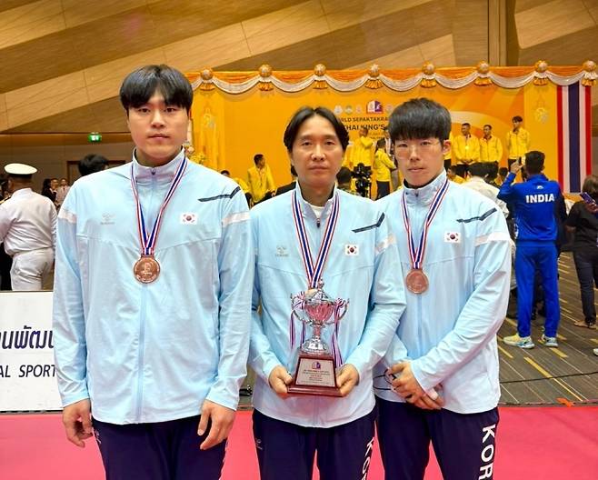 왼쪽부터 남상훈 선수, 김종흔 감독, 김영철 선수(청주시 제공. 재판매 및 DB금지)./뉴스1