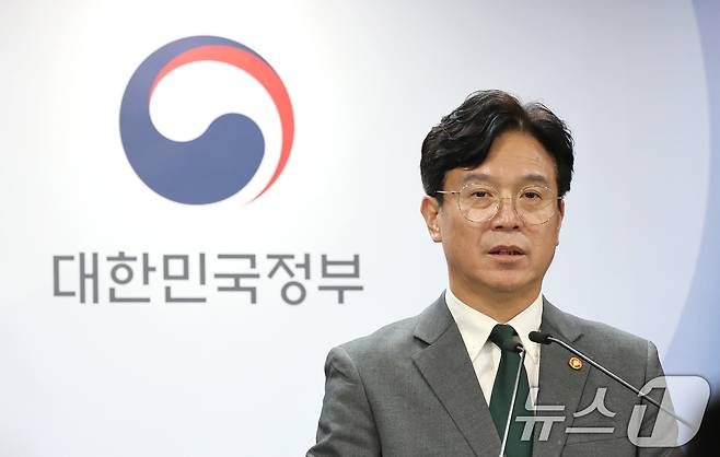 김영훈 고용노동부 장관이 29일 서울 종로구 정부서울청사에서 노동조합 및 노동관계조정법 개정안 관련 브리핑을 하고 있다. 2025.7.29/뉴스1 ⓒ News1 임세영 기자