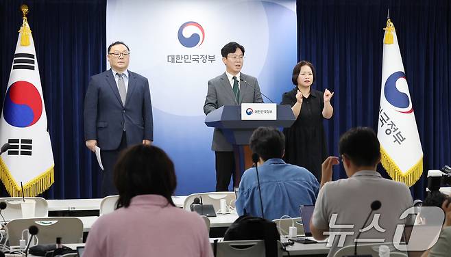 김영훈 고용노동부 장관이 29일 서울 종로구 정부서울청사에서 노동조합 및 노동관계조정법 개정안 관련 브리핑을 하고 있다. 2025.7.29/뉴스1 ⓒ News1 임세영 기자