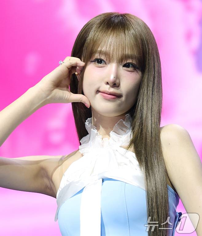 가수 최예나가 29일 오후 서울 용산구 블루스퀘어에서 가진 미니 4집 '블루밍 윙스'(Blooming Wings) 쇼케이스에서 포즈를 취하고 있다. 2025.7.29/뉴스1 ⓒ News1 권현진 기자