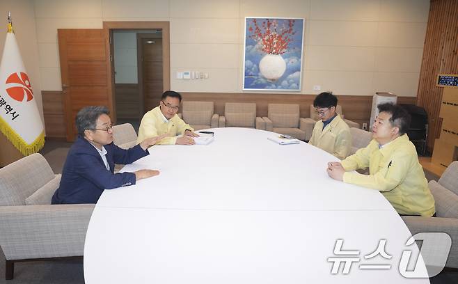 강기정 광주시장이 29일 시청 접견실에서 김용균 행정안전부 안전정책실장과 이선무 중앙합동조사단 광주반장(행안부 농축산해양재난대응과장)을 만나 광주시 피해지역의 신속한 특별재난지역 지정과 국고 지원 필요성을 강조하고 있다.(광주시 제공. 재판매 및 DB 금지) 2025.7.29/뉴스1