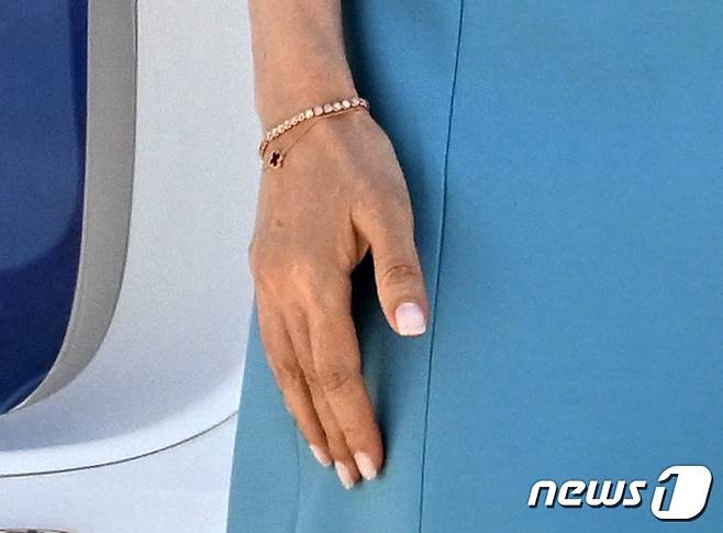 윤석열 대통령과 김건희 여사가 30일 오후(현지시간) 3박5일 동안 스페인 마드리드에서 열린 나토(NATO·북대서양조약기구) 정상회의 첫 순방을 마치고 마드리드 바라하스 국제공항에서 공군1호기에 탑승하며 손을 들어 인사하고 있다. 2022.6.30 대통령실사진기자단 한국일보 서재훈