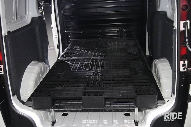 2인승 카고 모델에는 파레트 2개까지 적재 가능하다