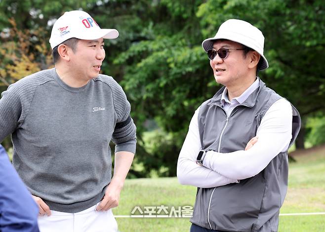 유승민 대한체육회장(왼쪽)과 정몽규 대한축구협회장이 지난 5월19일 경기도 용인 코리아CC에서 열린 ‘2025 축구인 골프대회’에서 이야기를 나누고 있다.