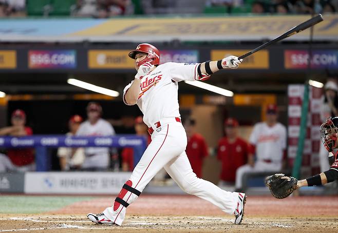 SSG 최정이 8일 인천SSG랜더스필드에서 열린 2025 KBO리그 KT와 경기에서 6회말 적시타를 때리고 있다. 사진 | SSG 랜더스