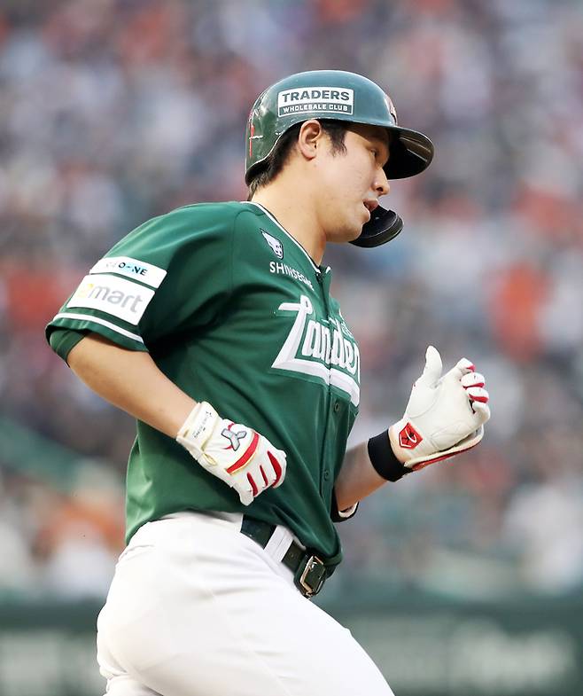 SSG 최정이 인천SSG랜더스필드에서 열린 2025 KBO리그 한화와 경기에서 홈런을 터뜨리고 있다. 사진 | SSG 랜더스