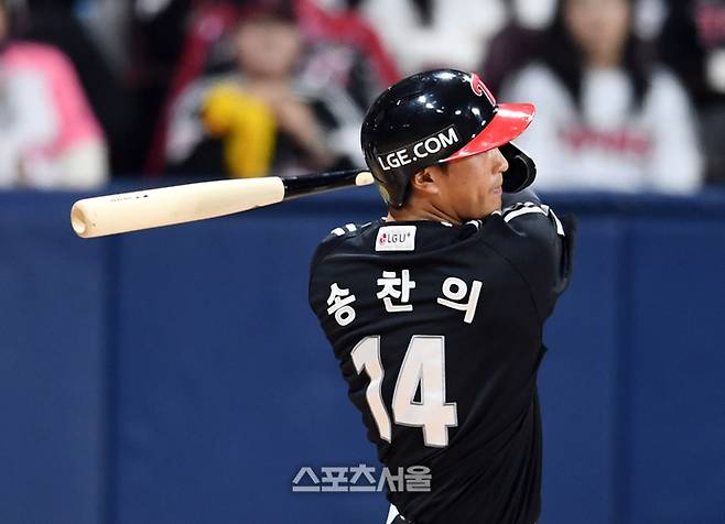 LG 송찬의가 10일 고척스카이돔에서 열린 2025 KBO리그 키움과의 경기 3회초 1사 만루 상황에서 키움 선발 하영민을 상대로 1타점 적시를 치고 있다. 2회초 3점 홈런에 이어 하영민의 경기 4타점. 고척 | 박진업 기자 upandup@sportsseoul.com