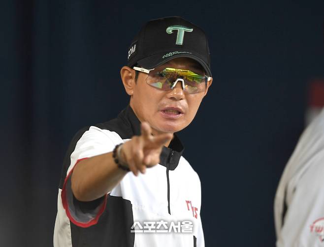 LG 염경엽 감독이 17일 서울 잠실구장에서 열린 2025 KBO리그 NC와 경기 도중 타격지도를 하고 있다. 잠실 | 최승섭기자 thunder@sportsseoul.com