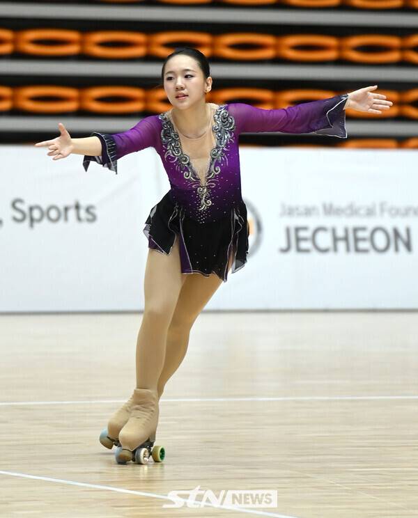 29일 오후 제천체육관에서 열린 '제20회 아시아 롤러스케이팅 선수권대회' 아티스틱 여자 주니어 프리 롱 프로그램에서 정은채(경기금곡고)가 연기를 선보이고 있다. /사진(제천)=김종원 기자