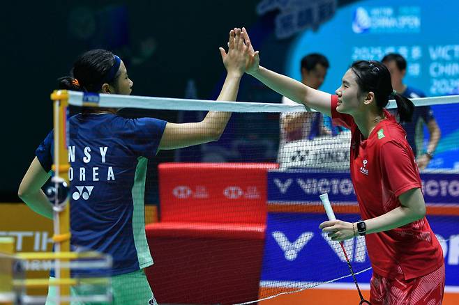 South Korea's An Se-young (L) congratulates China's Han Yue after Han won their women's singles semi-final at the China Open badminton tournament in Changzhou, in China?s eastern Jiangsu province on July 26, 2025. (Photo by AFP) / China OUT <저작권자(c) 연합뉴스, 무단 전재-재배포, AI 학습 및 활용 금지>