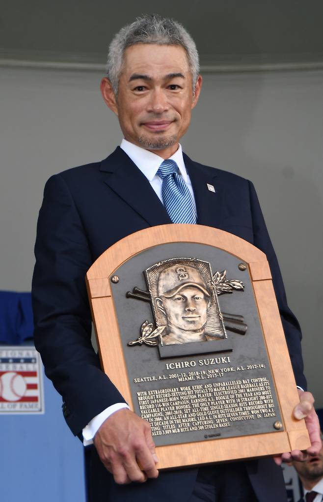 스즈키 이치로는 28일 메이저리그 명예의전당 입회식 연설에서 선배 노모 히데오에게 감사의 인사를 했다. 그는 "노모씨가 문을 열어준 덕분에 생각하지 못했던 도전을 할 수 있었다"고 했다. UPI연합뉴스