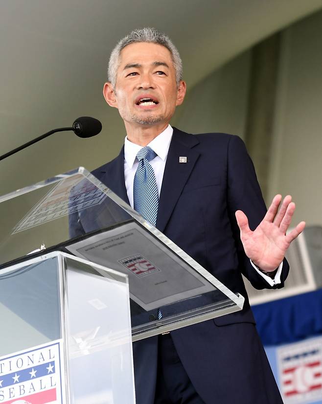 일본인 야수로는 처음으로 메이저리그에 도전한 스즈키 이치로는 데뷔 첫해인 2001년부터 10년 연속 200안타-3할 타율을 기록하며 아시아인 야수에 대한 편견을 깼다. UP연합뉴스