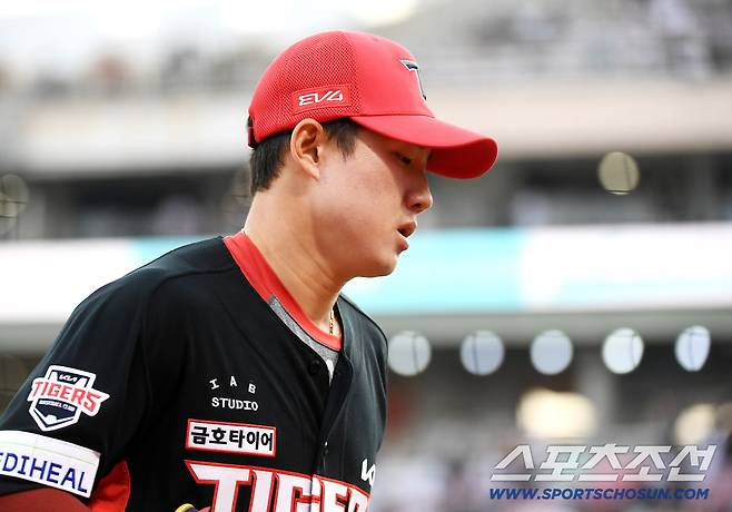 21일 수원 KT위즈파크에서 열린 KIA-KT전. 1회말 1사 1, 3루 장성우의 평범한 플라이를 놓친 우익수 최원준이 교체되고 있다. 수원=정재근 기자 cjg@sportschosun.com/2025.5.21/
