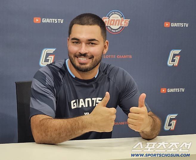 인터뷰에 나선 감보아. 김영록 기자