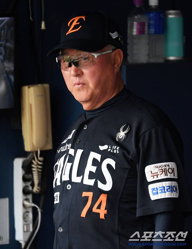 24일 잠실구장에서 열린 두산 베어스와 한화 이글스의 경기. 한화 김경문 감독이 생각에 잠겨 있다. 잠실=박재만 기자 pjm@sportschosun.com/2025.07.24/