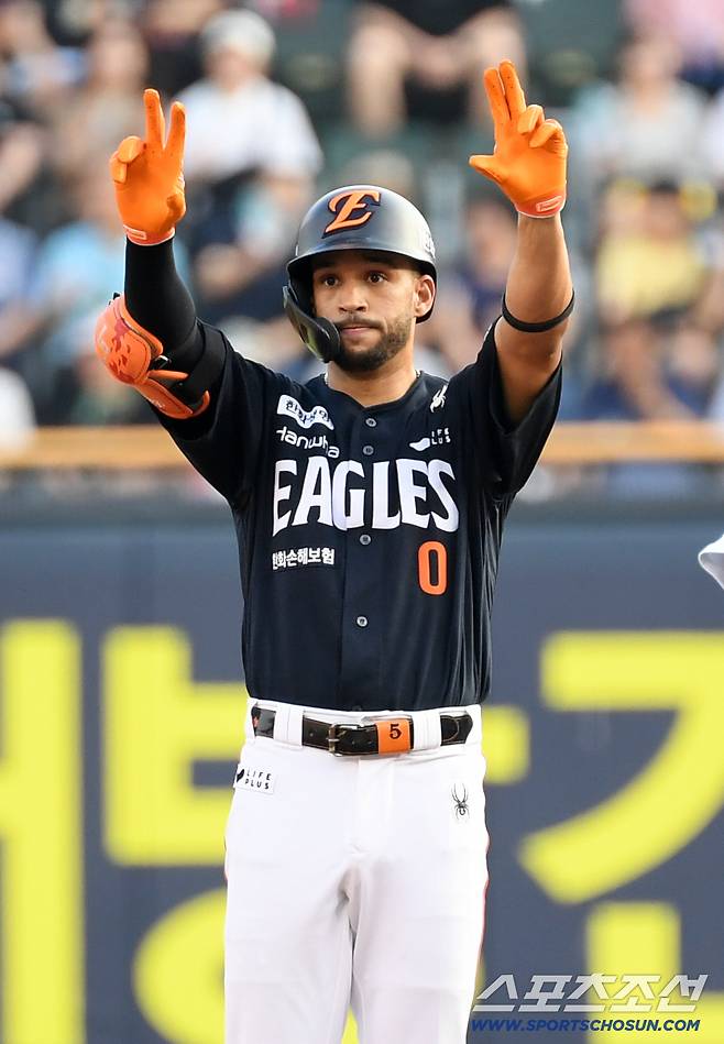 24일 잠실구장에서 열린 두산 베어스와 한화 이글스의 경기. 1회초 1사 한화 리베라토가 안타를 날린 뒤 환호하고 있다. 잠실=박재만 기자 pjm@sportschosun.com/2025.07.24/