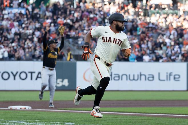 엘리엇 라모스가 1회말 맷 채프먼의 3루타 때 홈으로 뛰어들고 있다. Imagn Images연합뉴스