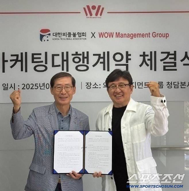 조현재 대한피클볼협회장과 장상진 와우매니지먼트그룹 대표가 마케팅 대행 계약 후 파이팅을 외치고 있다. 사진제공=와우매니지먼트그룹