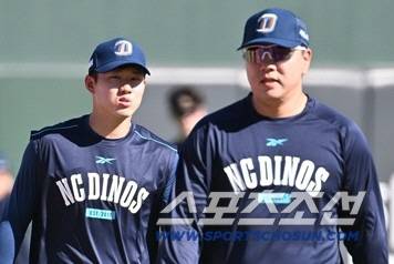 NC 최원준과 이우성이 29일 부산 사직구장에서 NC 훈련복을 입고 훈현하고 있다. 사진제공=NC 다이노스