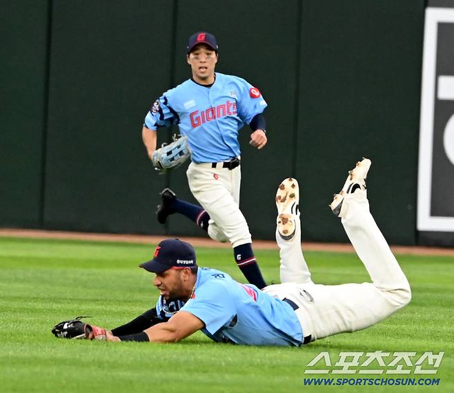22일 부산 사직야구장에서 열린 삼성과 롯데의 경기, 6회초 2사 2루 레이예스가 구자욱의 타구를 몸을 날려 잡아내고 있다. 부산=허상욱 기자wook@sportschosun.com/2025.06.22/