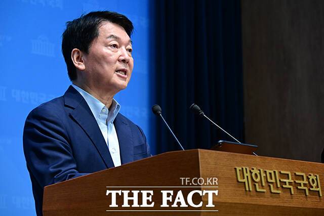 '찬탄파' 안철수 의원은 김문수 후보를 향해 사퇴를 요구했다. 사진은 안 의원이 28일 서울 여의도 국회 소통관에서 기자회견을 열고 '당 혁신안 5대 과제'를 제시하는 모습. /남윤호 기자
