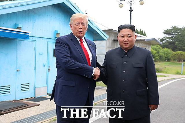 김여정 북한 노동당 부부장은 29일 북미 정상 간 관계는 나쁘지 않지만 핵보유국 지위를 인정하지 않는다면 북미 대화는 없다는 취지의 입장을 밝혔다. 사진은 지난 2019년 6월 30일 도널드 트럼프 미국 대통령이 판문점 공동경비구역(JSA) 군사분계선에서 김정은 북한 국무위원장과 만난 모습. /뉴시스