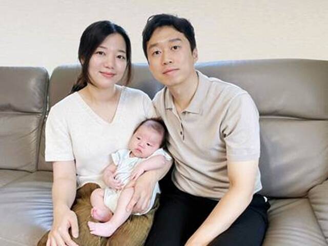 출산 가정에 현금 1000만원을 지급하는 '한화 육아동행지원금' 제도 수혜 가정이 100가구를 넘어섰다. 사진은 지난달 출산으로 100번째 육아동행지원금을 받은 원소라 아워홈 책임(왼쪽) /아워홈
