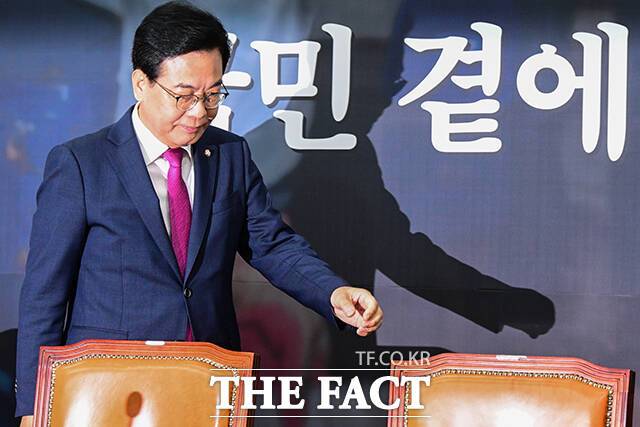 국민의힘이 내우외환의 위기에 처했다. 당 혁신안을 두고 내홍이 가라앉지 않는 가운데 자당 의원들에 대한 특검의 수사가 확대되고 있어서다. 사진은 송언석 국민의힘 비상대책위원장 겸 원내대표. /배정한 기자