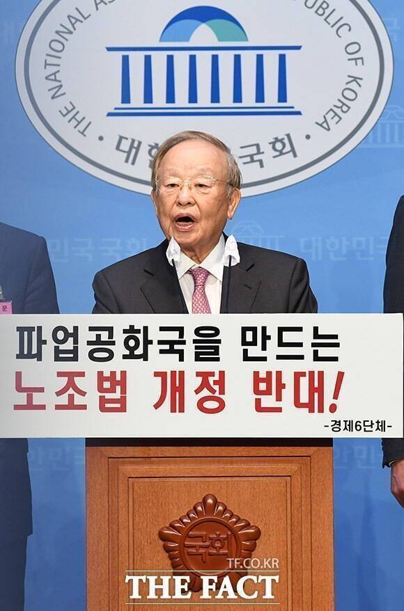 재계는 노란봉투법 처리가 급물살을 타는 데 대해 우려를 표하고 있다. 사진은 지난해 7월 서울 여의도 국회에서 노란봉투법 반대 기자회견을 열고 있는 손경식 경총 회장. /더팩트 DB