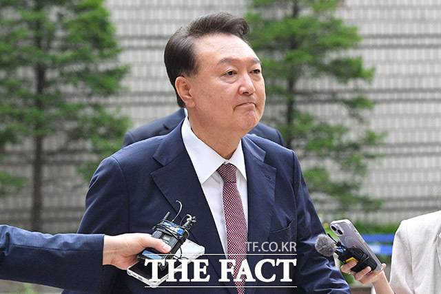 김건희 여사 연루 의혹을 수사하는 민중기 특별검사팀이 윤석열 전 대통령이 재차 출석에 불응할 시 체포영장 청구 등 강제 수사에 나서겠다는 방침을 세웠다. /사진공동취재단