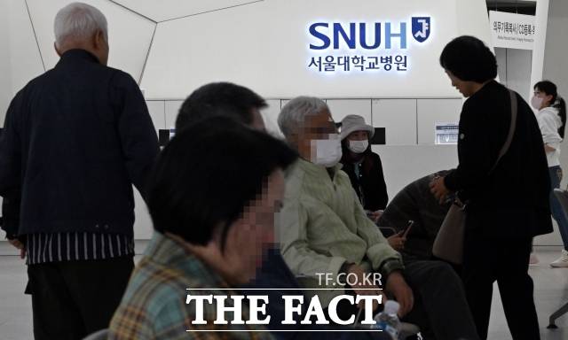 29일 정부여당이 특혜 반대 여론에도 집단으로 수업 거부한 의대생 복귀를 허용하고 추가 의사 자격 시험 기회 제공 등 특례 조치를 한 반면 의료공백 피해를 입은 환자들이 요구하는 의사 집단행동 재발방지법과 피해 보상 등은 진행하지 않아 비판이 일고 있다. 사진은 지난 5월 9일 서울대학교병원. /사진=임영무 기자