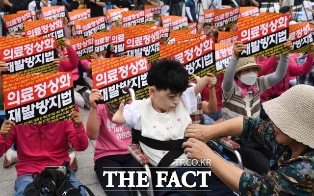 의료계에 특례 조치를 준 정부여당은 환자들이 1년 넘게 요구하는 생명과 직결된 필수의료 분야 경우 집단행동 재발을 법적으로 막는 '필수의료 공백 방지법'은 발의하지 않고 있다. 사진은 2024년 7월 4일 한국환자단체연합회와 한국유방암환우총연합회, 한국희귀·난치성질환연합회원들이 서울 종로구 보신각 앞에서 '의사 집단휴진 철회 및 재발방지법 제정 환자촉구대회'에서 구호를 외치는 모습. /사진=이새롬 기자