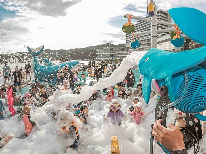 &nbsp;키즈 버블 쇼 데이를 즐기는 여행객들-한화리조트