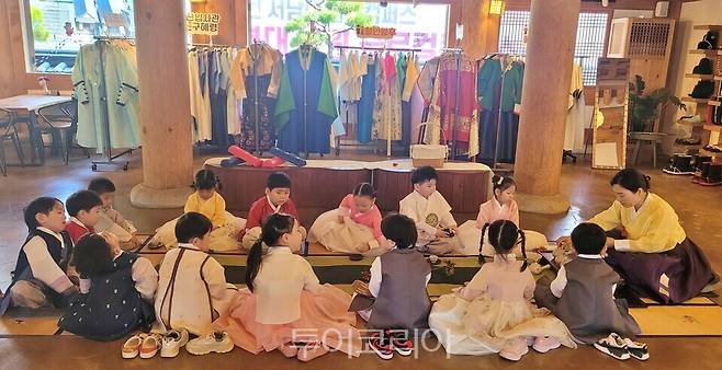 한북입고 즐기는 전통무화 체험/사진=남원시